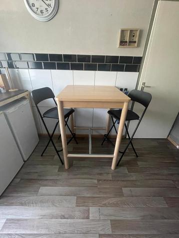 Statafel met twee bijpassende stoelen beschikbaar voor biedingen