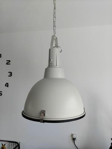 Industriële hanglamp beschikbaar voor biedingen