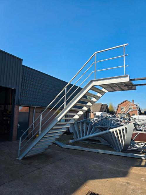 Stalen trap met bordes gegalv hoog 3,22mtr. Nob036, Doe-het-zelf en Verbouw, Ladders en Trappen, Zo goed als nieuw, 2 tot 4 meter