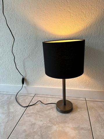 Moderne tafellamp met zwarte kap – sfeervolle verlichting beschikbaar voor biedingen