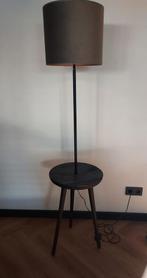 Vloerlamp met bijzettafel, Huis en Inrichting, Lampen | Vloerlampen, Metaal, Ophalen of Verzenden, Zo goed als nieuw, Modern