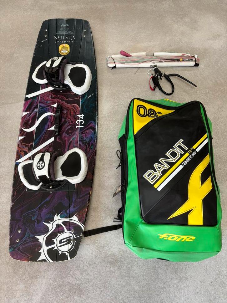 F-One Bandit 8 + Slingshot Vision 134x40 + F-One Bar, Watersport en Boten, Kitesurfen, Gebruikt, Kitesurf-set, 8 m², Twintip, Ophalen