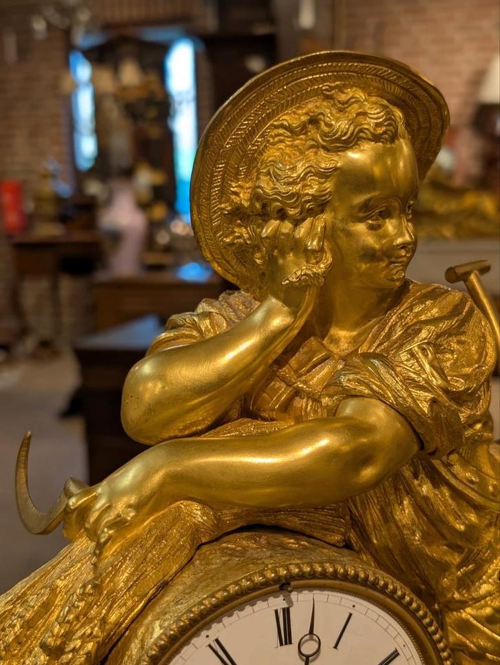 Grote antieke vuurvergulde bronzen pendule 49 b 38 cm hoog b, Antiek en Kunst, Antiek | Klokken, Ophalen