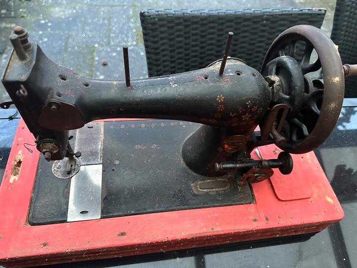 Oude Singer Naaimachine - Decoratief en Functioneel, Antiek en Kunst, Antiek | Naaimachines, Ophalen