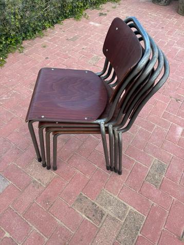Stapel stoelen beschikbaar voor biedingen