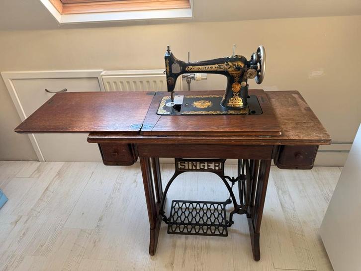 Antieke Singer Naaimachine met Tafel, Antiek en Kunst, Antiek | Naaimachines, Ophalen