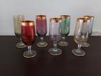 7 Gekleurde glazen 6 met gouden rand, Verzamelen, Glas en Borrelglaasjes, Ophalen of Verzenden, Zo goed als nieuw, Frisdrankglas