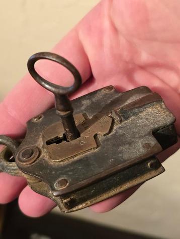 Zeldzaam antiek groot Frans hangslot met sleutel €29 beschikbaar voor biedingen