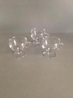 3 kopjes op voet van glas, N.v.t., Ophalen of Verzenden, Zo goed als nieuw, N.v.t.