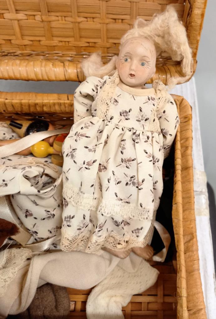 Oude of Antieke pop in koffertje met poppenkleren etc., Antiek en Kunst, Antiek | Speelgoed, Ophalen of Verzenden