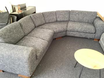 Ruime hoekbank +-6 personen beschikbaar voor biedingen