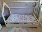 Huisjes peuter bed met matras, Huis en Inrichting, Eenpersoons, Wit, Zo goed als nieuw, Hout