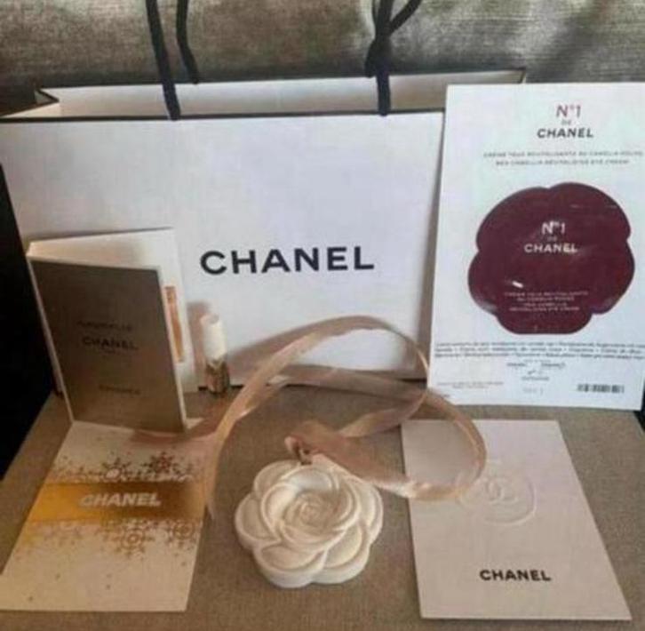 Luxe keramieken camelia hanger & Chanel Gabrielle edp & tas, Verzamelen, Parfumverzamelingen, Nieuw, Miniatuur, Gevuld, Ophalen of Verzenden