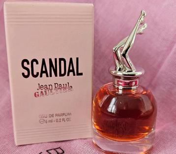 Verschillende parfum miniaturen - Prijs per stuk  beschikbaar voor biedingen