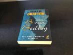 Sue Grafton - B van bedrog, Ophalen of Verzenden, Gelezen, Amerika