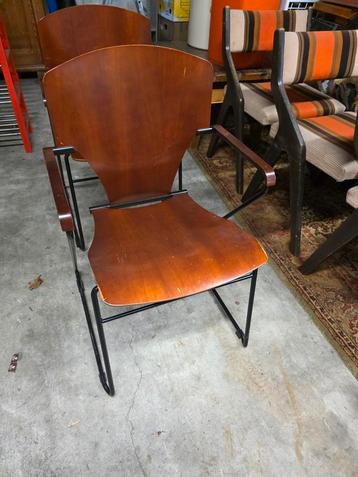 Twee stoelen Josep Mora Egoa chair model 300 beschikbaar voor biedingen
