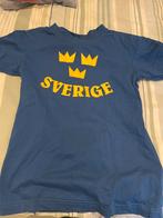 Blauw Zweden T-shirt met gele tekst, Ophalen, Zo goed als nieuw, South west, Jongen of Meisje