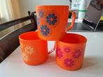 3 retro vintage oranje plastic mokken, Caravans en Kamperen, Kampeeraccessoires, Ophalen of Verzenden, Zo goed als nieuw