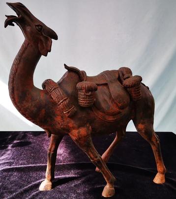 Antiek chinese Bronzen Kameel Beeld in Tang-stijl beschikbaar voor biedingen