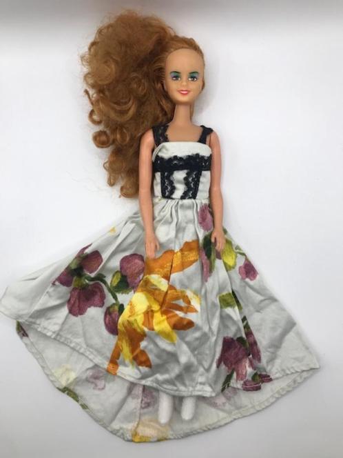 Oude Barbie met lange baljurk., Verzamelen, Poppen, Gebruikt, Pop, Ophalen of Verzenden