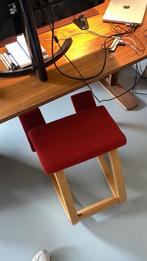 Ergonomische kniestoel hout met rode stof, Ophalen of Verzenden, Zo goed als nieuw, Bureaustoel, Rood