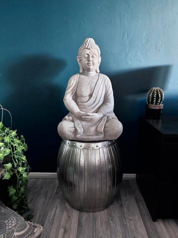 Grote Boeddha op zilverkleurig bijzettafeltje beschikbaar voor biedingen