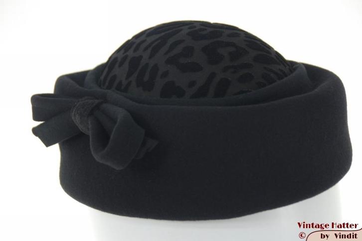 Pillbox Cocktail hoedje zwart vilt pantermotief 57-58 nieuw, Kleding | Dames, Hoeden en Petten, Nieuw, Hoed, 58 cm (L, 7¼ inch) of meer