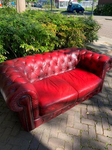 Bank Origineel Chesterfield Oxblood rood twee zit bank. beschikbaar voor biedingen