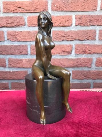 prachtig bronzen beeld, zittend naakt beschikbaar voor biedingen