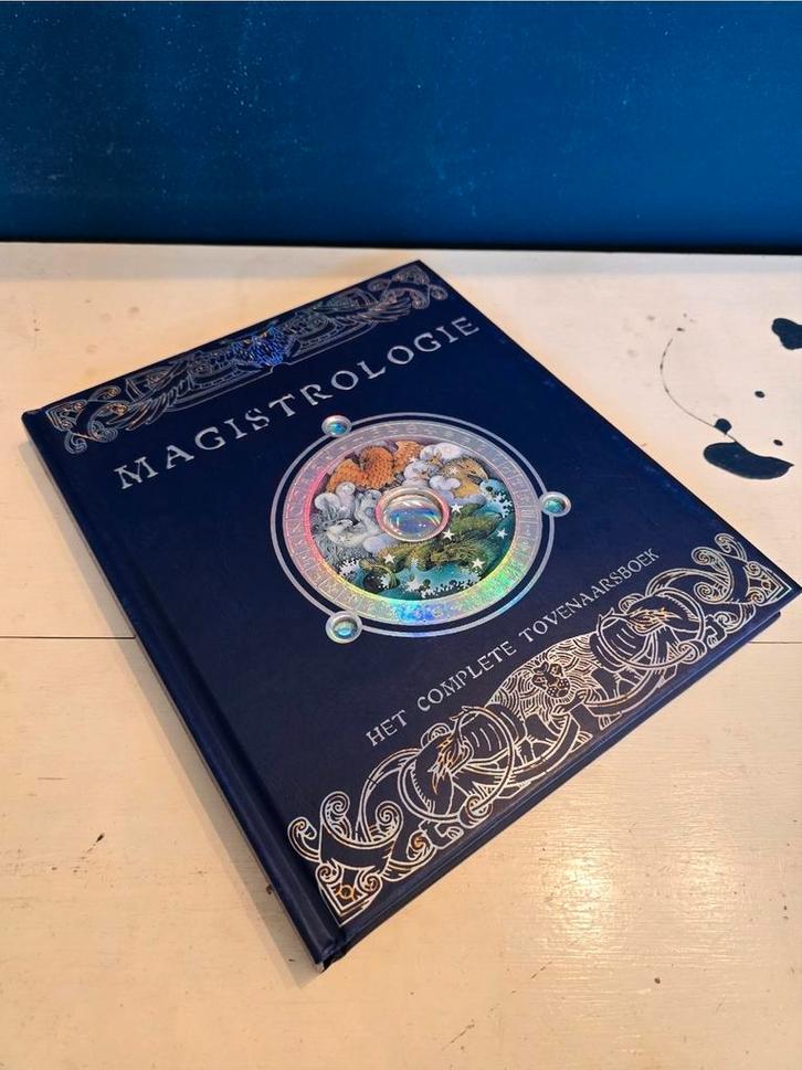 Magistrologie Complete tovenaarsboek, Boeken, Fantasy, Zo goed als nieuw, Ophalen of Verzenden