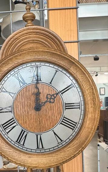 Vintage antiek wandklok beschikbaar voor biedingen
