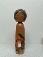 Schitterend Kokeshi van Kouson Sato ‘Girl with Camelia’, Antiek en Kunst, Kunst | Beelden en Houtsnijwerken, Ophalen of Verzenden