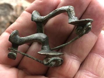 Bodemvondst Romeinse versierde Kap FIBULA'S romeins leuk. beschikbaar voor biedingen