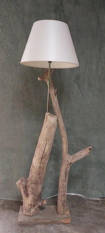 STAANDE HOUTEN VLOERLAMP. beschikbaar voor biedingen