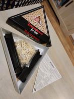 Triominos De Luxe - Leuk gezelschapsspel!, Hobby en Vrije tijd, Gezelschapsspellen | Bordspellen, Onbekend, Vijf spelers of meer