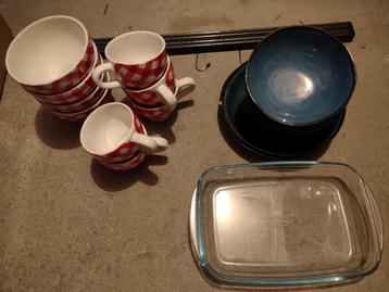 Servies: Borden, Kommen, Mokken, ovenschaal, magneetstrip beschikbaar voor biedingen