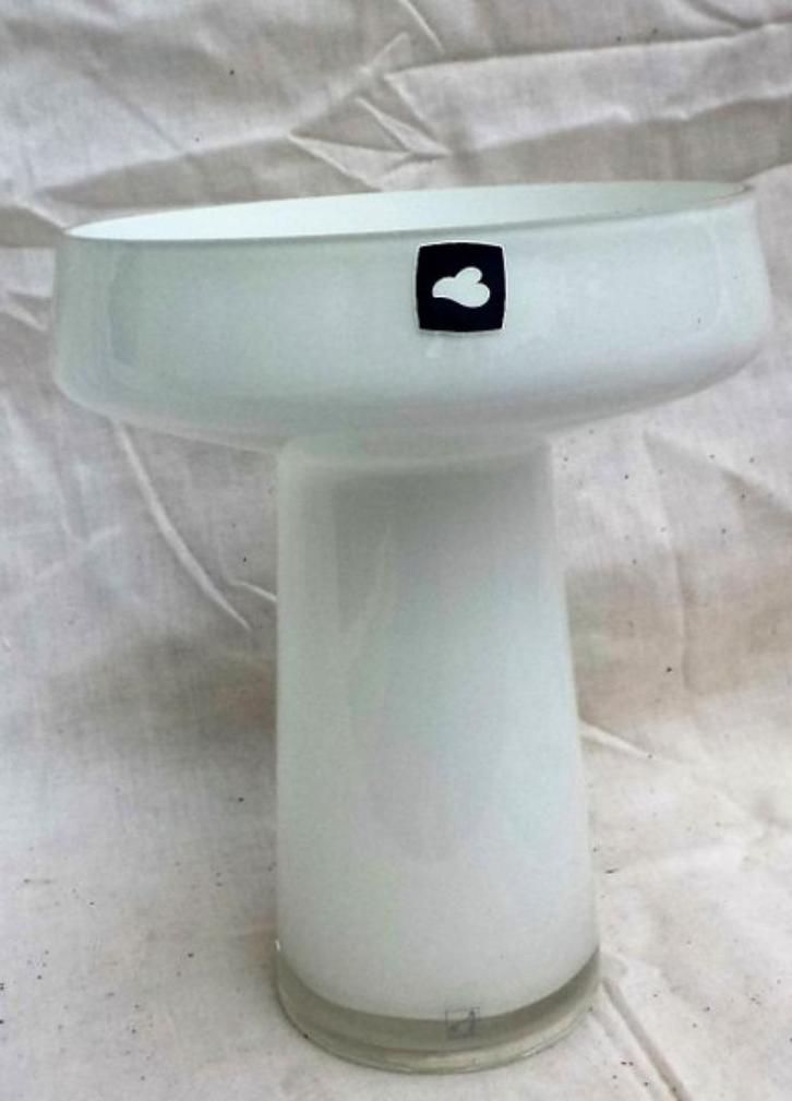 Grote vaas wit glas op voet (7677), Huis en Inrichting, Woonaccessoires | Vazen, Zo goed als nieuw, Wit, Minder dan 50 cm, Glas