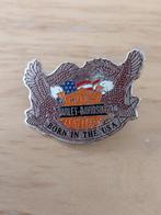 Speld Pin Harley Davidson.  Born in the USA., Verzenden, Zo goed als nieuw, Transport, Speldje of Pin