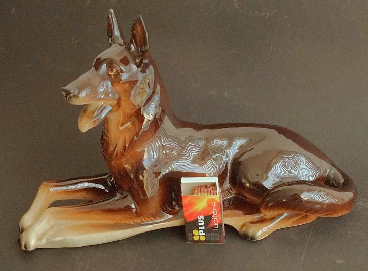 Jema beeld herdershond keramiek 33cm lang, Verzamelen, Beelden en Beeldjes, Gebruikt, Dier, Ophalen of Verzenden