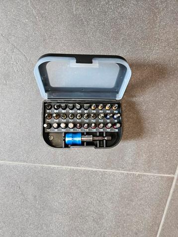 Bitset met diverse schroevendraaierbits beschikbaar voor biedingen