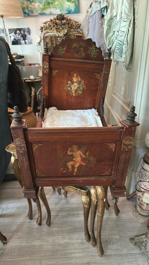Antiek poppenbedje op wieltjes , engeltjes, Antiek en Kunst, Curiosa en Brocante, Ophalen of Verzenden