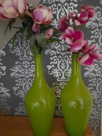 2 Mooie Lime Groene Vazen beschikbaar voor biedingen