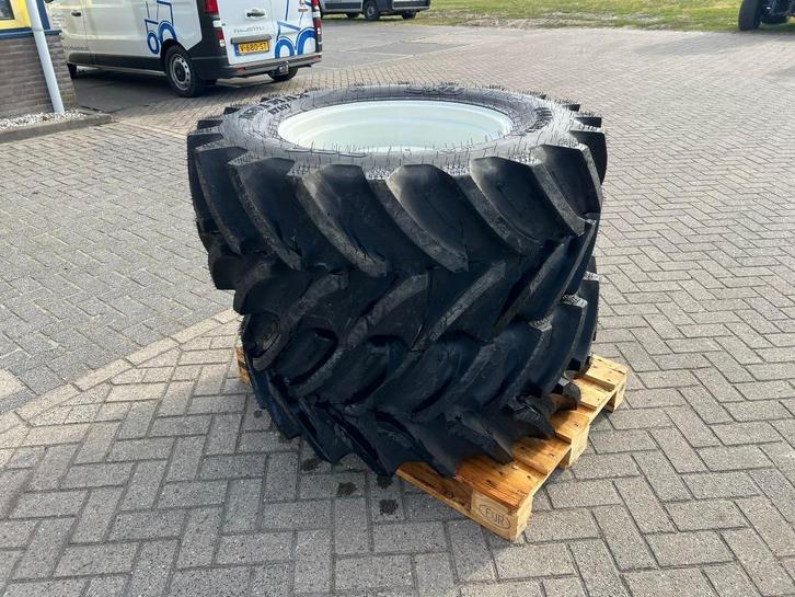 BKT 440/65R24 incl. NH 6 gaats velgen werktuigen agrarisch, Zakelijke goederen, Agrarisch | Onderdelen | Banden, Velgen en Assen