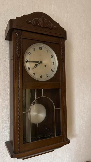 Antieke Wandklok beschikbaar voor biedingen