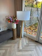 Stijlvolle houten vloerlamp met witte kap, Huis en Inrichting, Lampen | Vloerlampen, Ophalen, Zo goed als nieuw, Hout, 150 tot 200 cm
