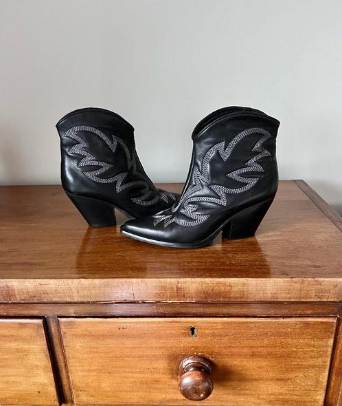 195€ zwarte kalfsleren western laarsjes; Ovyé (Italië) mt 38, Kleding | Dames, Schoenen, Zo goed als nieuw, Lage of Enkellaarzen