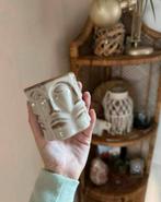 Taupe kleurige bloempot met gezichten - klein formaat, Tuin en Terras, Bloempotten, Ophalen of Verzenden, Zo goed als nieuw