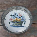 Schitterende onderzetter aardewerk Harlingen met bloemenmand, Antiek en Kunst, Ophalen of Verzenden