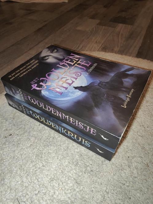 S.A. Swann - Het wolvenmeisje, het wolvenkruis stand alones, Boeken, Fantasy, Gelezen, Ophalen of Verzenden