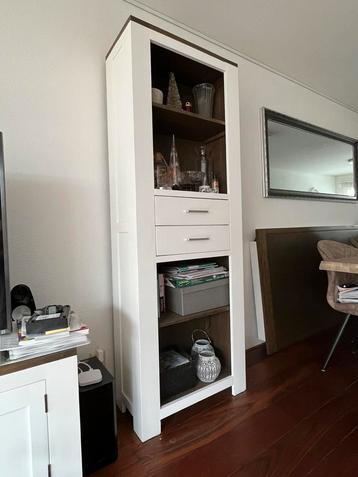 Mooie kast 200x70x35cm beschikbaar voor biedingen